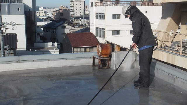 屋根の端部まで丁寧に清掃